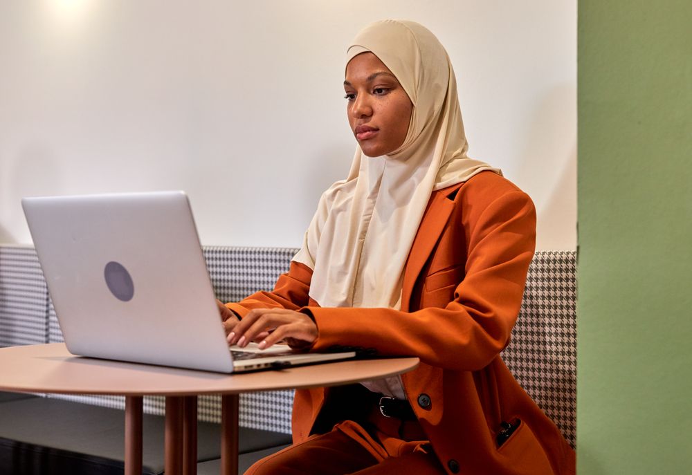 Pencari kerja sedang mereview CV-nya